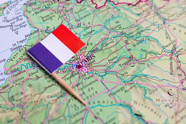Photo drapeau de la france en gros plan sur la carte près de la capitale paris un gros plan de la carte du monde france
