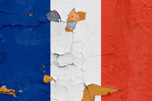 Photo drapeau de la france peint sur mur de béton patiné