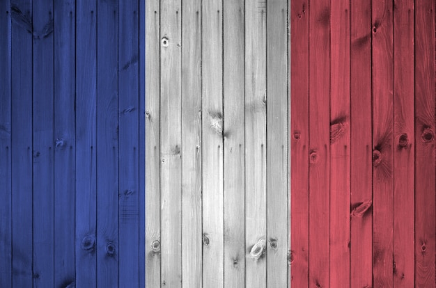 Drapeau de la France sur le vieux mur en bois