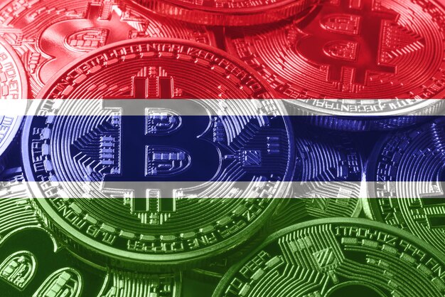 Drapeau de la Gambie bitcoin, fond noir de concept de crypto-monnaie de drapeau national