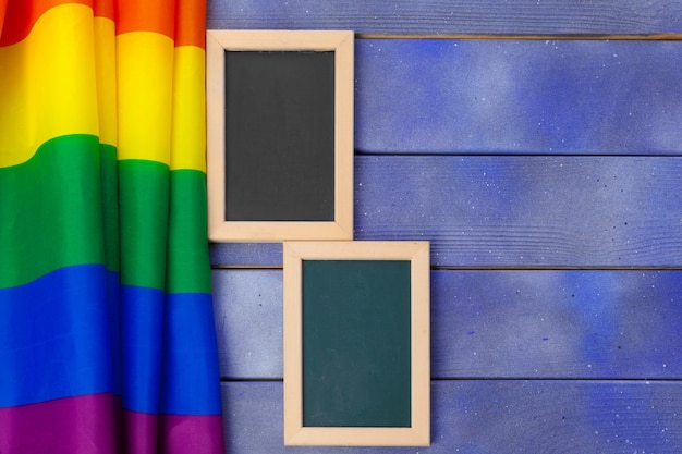 Drapeau gay arc-en-ciel sur espace en bois et blanc