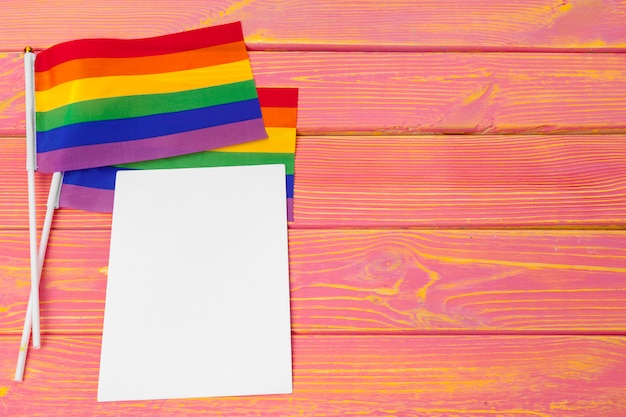 Drapeau gay arc-en-ciel lumineux sur fond en bois et espace vide