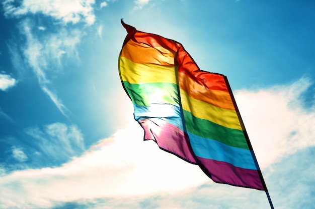 Drapeau gay sur fond de ciel