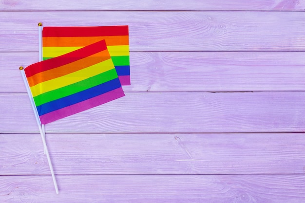 Photo drapeau gay pride sur table en bois