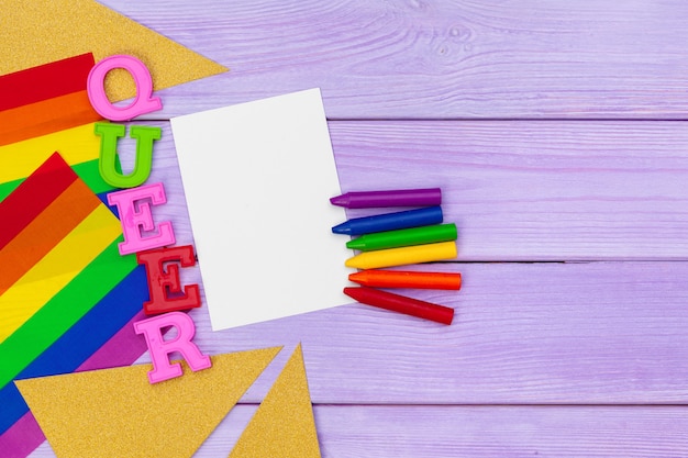 Drapeau gay pride sur table en bois