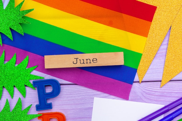 Photo drapeau gay pride sur table en bois