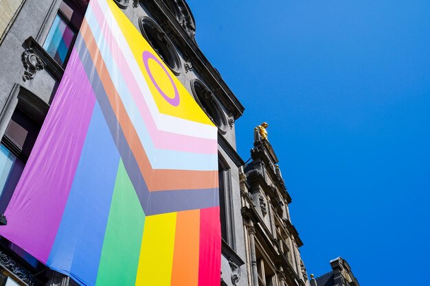 Photo drapeau géant lgtbiq dans un bâtiment