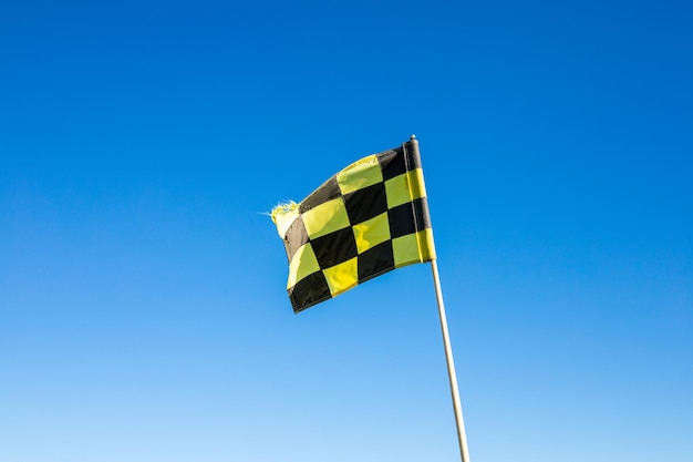 Un drapeau de golf contre un ciel bleu