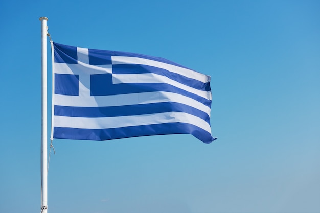 Drapeau de la Grèce - Agitant le drapeau grec contre le ciel bleu avec un espace pour votre propre texte