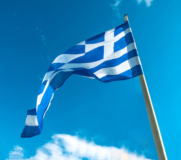 Drapeau de la Grèce sur le mât