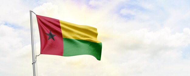 Drapeau de la Guinée-Bissau agitant sur fond de ciel rendu 3D