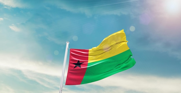 Le drapeau de la Guinée-Bissau agite dans le ciel