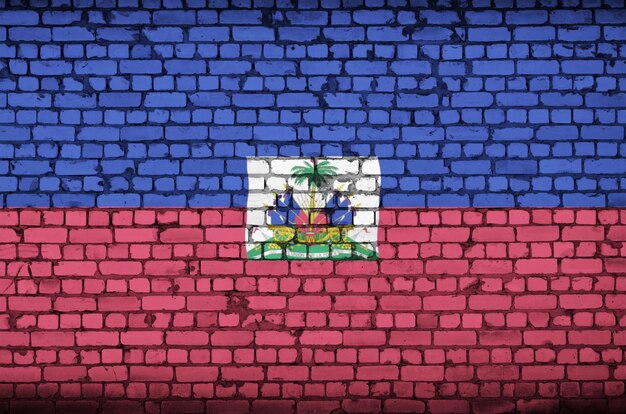 Photo le drapeau d'haïti est peint sur un vieux mur de briques