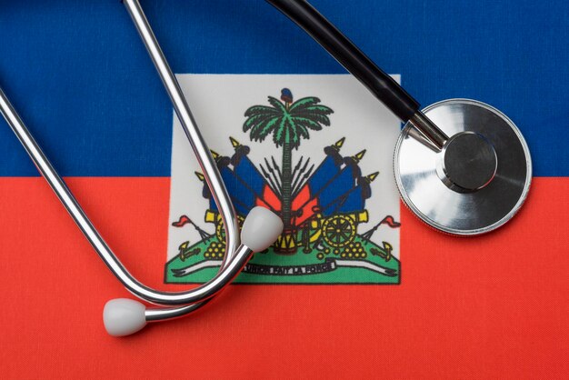 Photo drapeau d'haïti et stéthoscope le concept de médecine