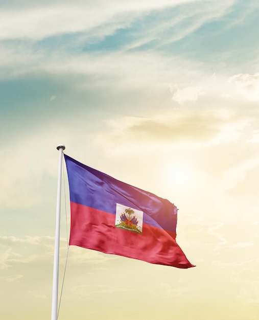 Le drapeau haïtien agite dans le ciel.