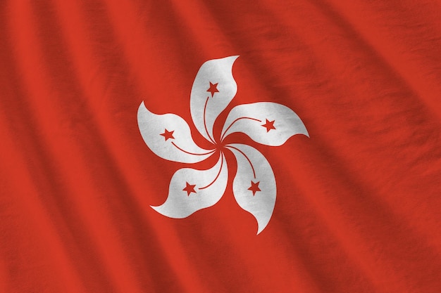 Drapeau de hong kong avec de grands plis agitant de près sous la lumière du studio à l'intérieur Les symboles officiels et les couleurs de la bannière