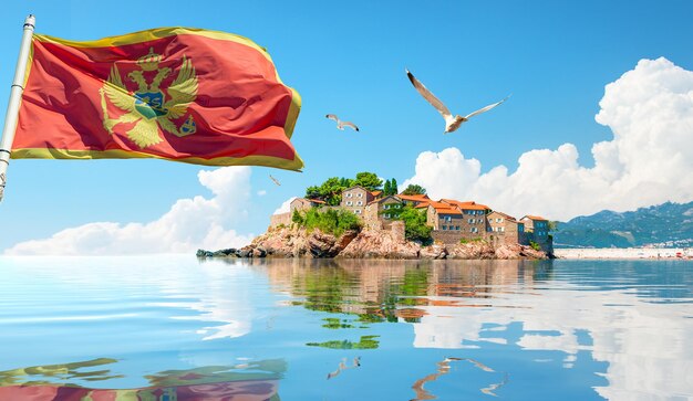 Drapeau et île de Sveti Stefan