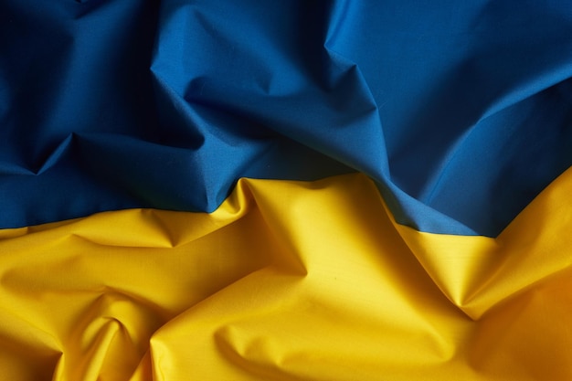 Drapeau incurvé en tissu de l'ukraine couleurs bleu et jaune fond de drapeau ua