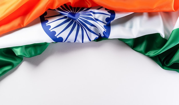 Photo drapeau indien sur fond blanc pour le jour de la république et le jour de l'indépendance.