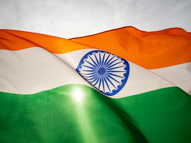 Photo le drapeau indien ondulé sur le ciel coucher de soleil. fête de l'indépendance indienne