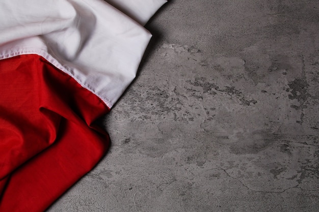 Le drapeau indonésien est rouge et blanc avec un fond de mur texturé