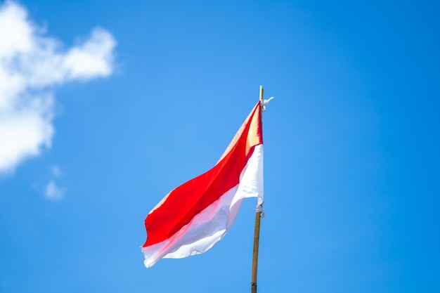 Drapeau indonésien jour de l'indépendance ciel fond photo premium