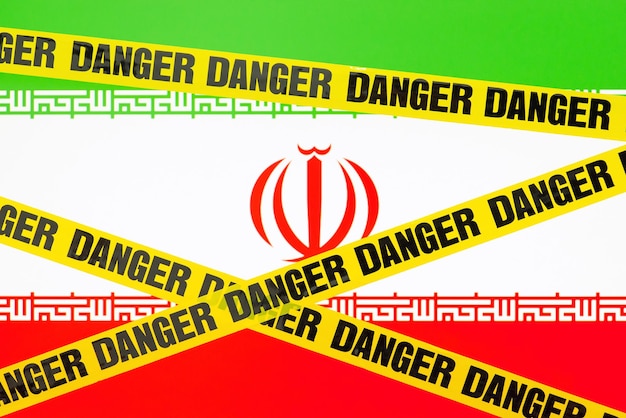 Drapeau de l'Iran avec bande de danger au premier plan