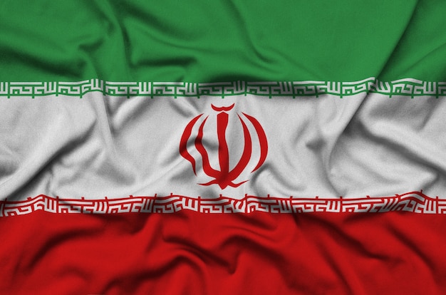 Le drapeau iranien est représenté sur un tissu de sport avec de nombreux plis.