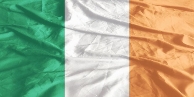 Le drapeau de l'Irlande agitant de près