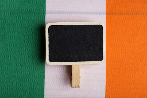 Drapeau de l'Irlande et espace de copie de tableau noir vierge