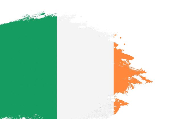 Drapeau de l'irlande sur un pinceau de trait teinté peint fond blanc isolé avec espace de copie