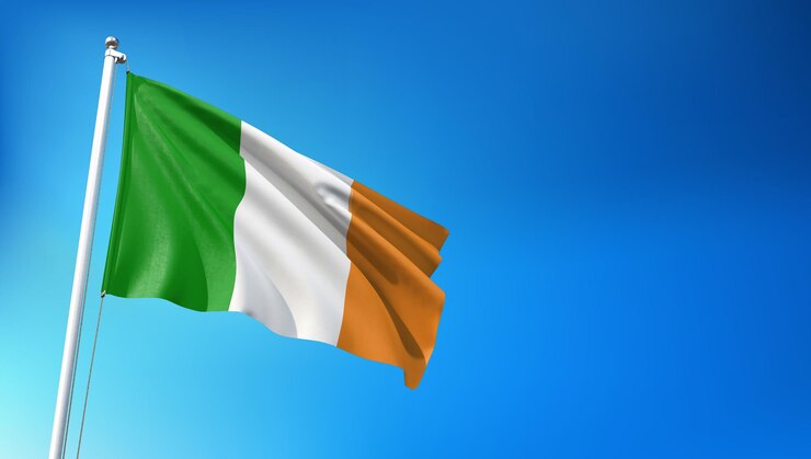 Drapeau de l'Irlande volant sur fond de ciel bleu rendu 3D