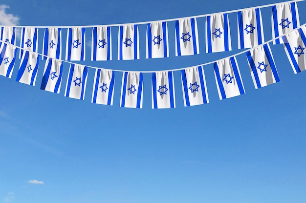 Drapeau d'Israël banderoles festives accrochées contre un ciel bleu d rendu
