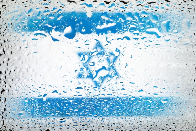 Drapeau d'Israël Drapeau d'Israël sur fond de gouttes d'eau Drapeau avec gouttes de pluie Éclaboussures sur verre