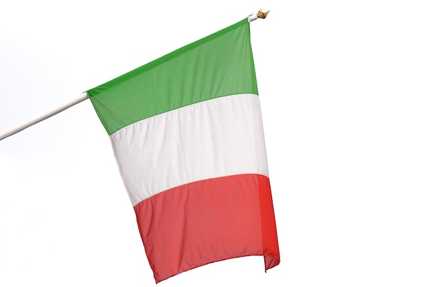 Drapeau de l'Italie en agitant sur un fond blanc