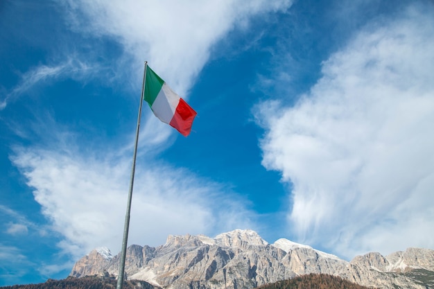 Drapeau de l'Italie avec un ciel bleu à Bolzano, Italie.