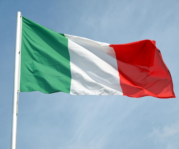 Drapeau de l'Italie sur le ciel bleu