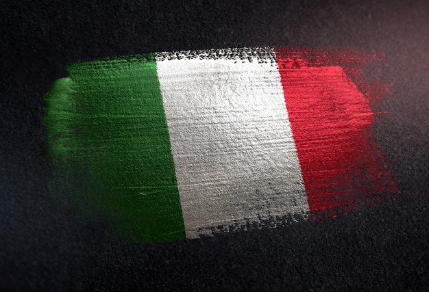 Drapeau Italie fait de peinture brosse métallique sur mur sombre grunge