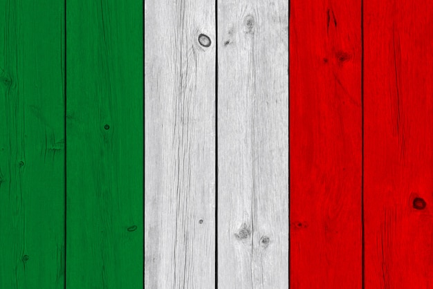 Drapeau de l'Italie peint sur une vieille planche de bois