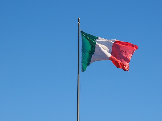 Drapeau italien sur ciel bleu