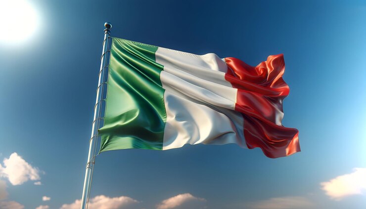 Drapeau italien flottant dans le vent contre un ciel bleu pour la fête de la République