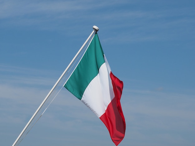 Drapeau italien de l'Italie sur le ciel bleu