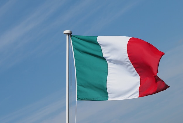 Drapeau italien de l'Italie sur le ciel bleu