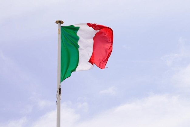 Drapeau italien italien flottant dans le tapis avec le vent