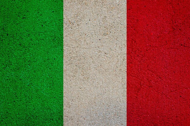 Un drapeau italien rouge, blanc et vert est sur un tapis