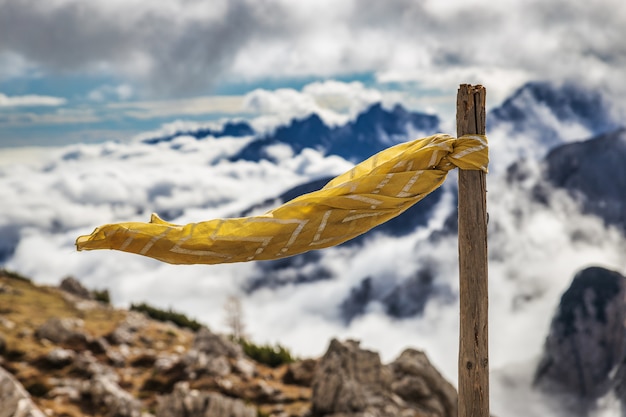 Drapeau jaune et vue sur les Dolomites couvertes de nuages en Italie