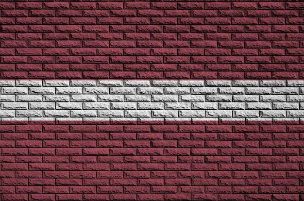 Le drapeau de la Lettonie est peint sur un vieux mur de briques
