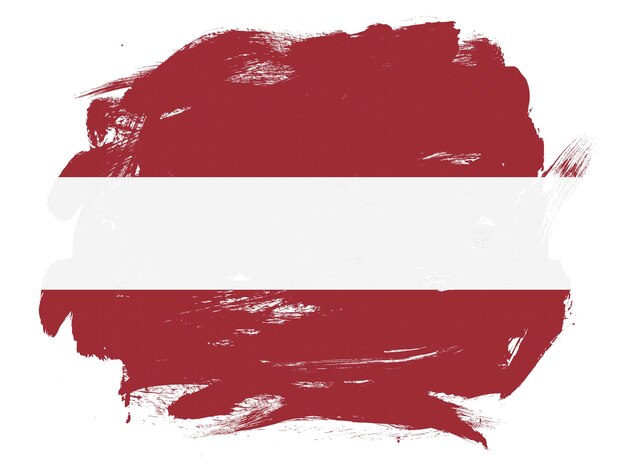 Drapeau de la Lettonie sur fond de pinceau abstrait peint en blanc