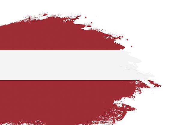 Drapeau de la Lettonie sur un pinceau de trait teinté peint fond blanc isolé avec espace de copie