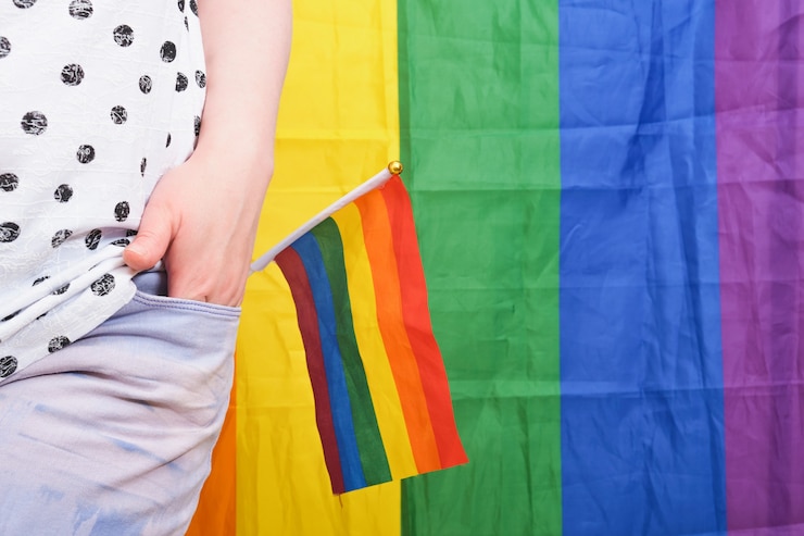 Photo drapeau lgbt arc-en-ciel dans la poche arrière du jean, concept d'égalité des sexes. la discrimination lesbienne et gay soutient la fierté lgbt